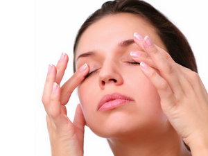 Выполнение пальцевого массажа вокруг глаз