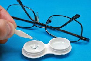 Использование очков и контактных линз для лечения