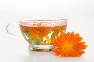 Чашка с цветами календулы